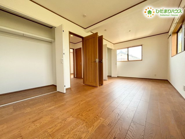 明るい陽射しと心地よい風が部屋いっぱいに広がる快適な洋室！クローゼット付きで衣装や荷物をすっきり収納できるため、お部屋を広く使えて毎日のプライベートタイムをのびのびと心地よく過ごせます♪
