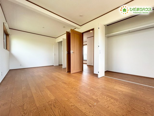 家具の配置がしやすく使い勝手の良いシンプルで開放的なデザインの洋室！独立した収納スペースがしっかりと確保されているため、お子様の成長に合わせた子供部屋や集中できるテレワーク部屋にも最適です！