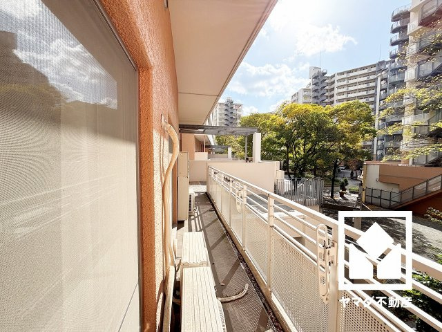明るく清潔感溢れるトイレです。手摺り付きのため、立ち座りが楽になります。