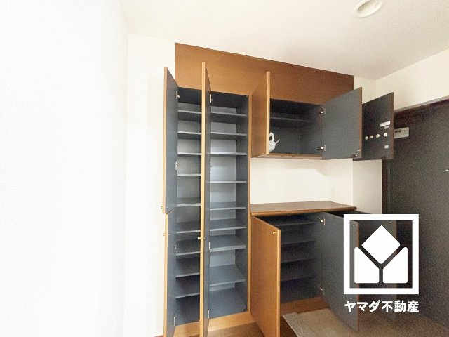 約6帖の洋室です。全居室に収納がございますので、お部屋の広さを最大限に活用できます。