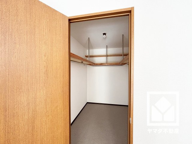 敷地内に駐車場を完備。重い荷物や雨の日の移動もスムーズで、快適なカーライフを実現。空き状況等は弊社スタッフまでお気軽にお問い合わせください。