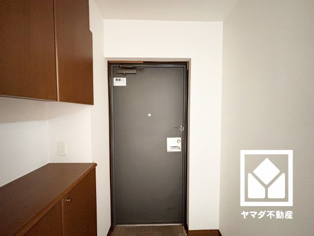 敷地内は木々が多く植えられていて、四季の移り変わりが感じられる緑豊かな景観です。