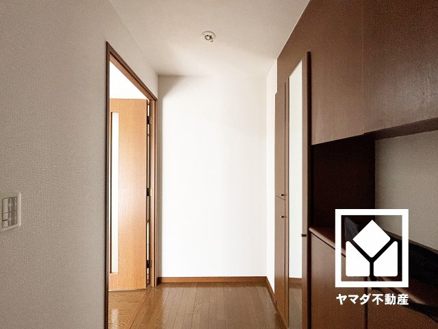 周辺はデザインの統一されたマンションが立ち並び、電柱の地中化が行われた開放的で美しい景観が広がっています。