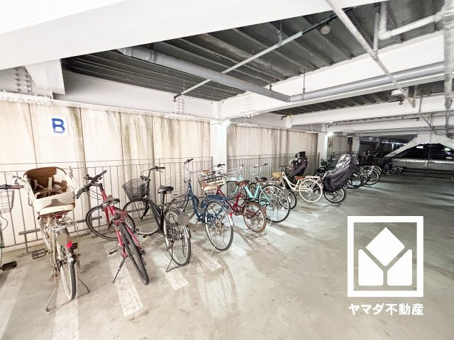収納付きでスッキリお使い頂ける洗面台です。ワイドなカウンターで、忙しい朝でも身支度がしやすく時短になります。