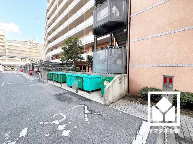 約9.2帖の洋室です。バルコニーにつながるお部屋で、通風・陽当たり良好。