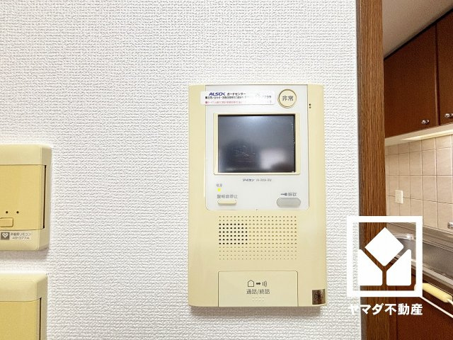 洋室は防音性、保温性に優れたカーペット敷き詰め。防滑性、クッション性も高く、お子様やご高齢の方も安全にお住まいいただけます。