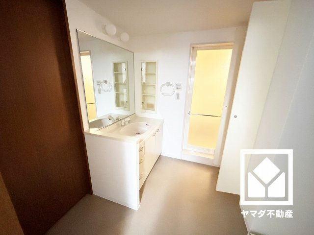 約6帖の和室がリビングに隣接しており、一体利用も可能です。子どもの遊び場、お昼寝スペース、家族のくつろぎ空間にも。和室があると、暮らしの幅がぐんと広がる。