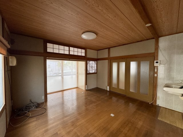 リビングと隣接した洋室で、扉を開ければ空間を一体的に使える使い勝手の良い一室。家族のくつろぎスペースやお子様の遊び場、ワークスペースなど柔軟に活用できます。生活シーンに合わせた使い分けも。