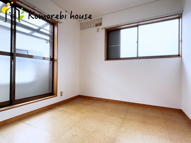 光が差し込む洋室です