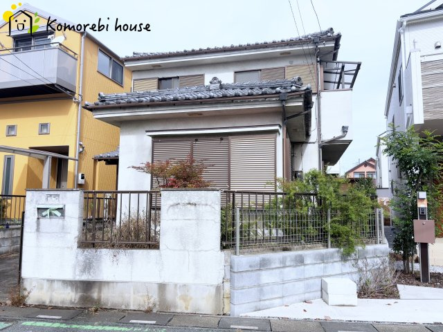 白い外壁の外観です