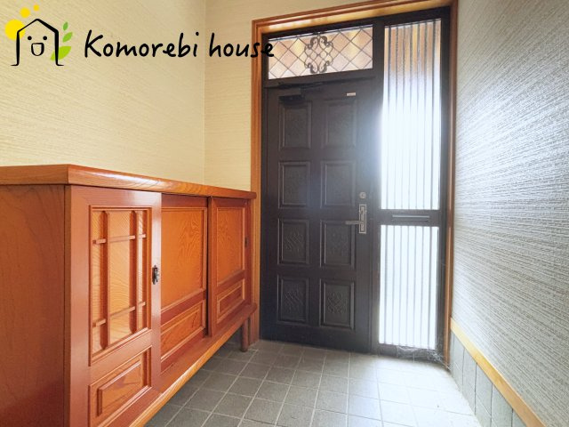 室内からから見た玄関です