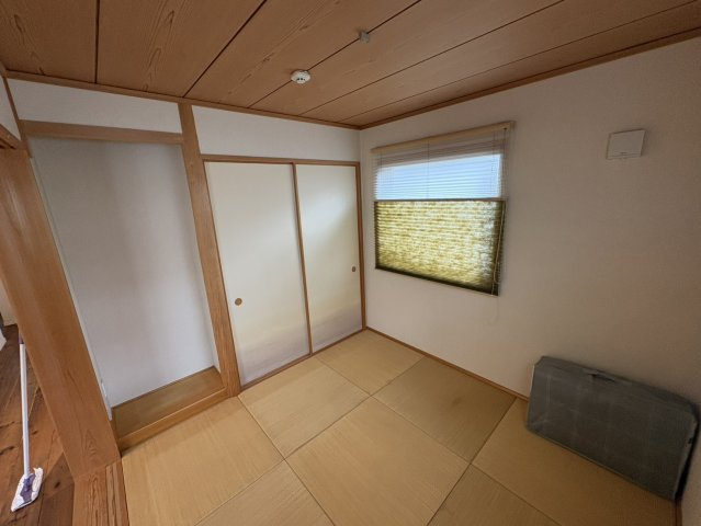 LDKに隣接した和室は扉を開けることでリビングと一体利用が可能です。来客時の客間やお子様の遊び場として活躍します。畳のやわらかな質感と木の温もりが調和し、落ち着いた空間を演出してくれます。