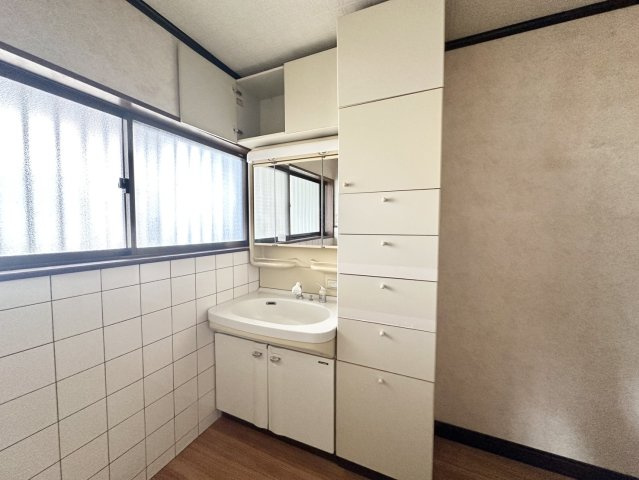 モダンなデザインの独立洗面台です。シャワーがついているので洗髪も出来ます。手洗いスペースも広くて便利！複数のご家族が同時に利用することも出来ますね。物件のご見学も可能です！ぜひお問い合わせください！