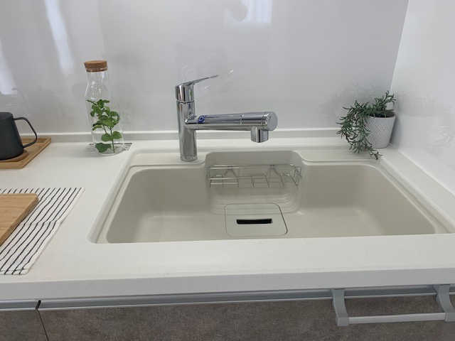 大きくて使いやすいシンク！シャワー水栓ですみずみまで水が届くので、シンクのお手入れもラクに行えます。