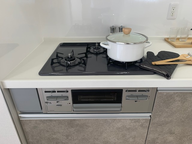 グリル付き3口コンロで同時にたくさんの料理ができますね！※家具や小物等は販売価格に含まれません。