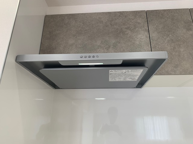 フラットでスッキリとした印象の換気扇！お手入れのしやすさと機能性、収納力が備わるシステムキッチンです。