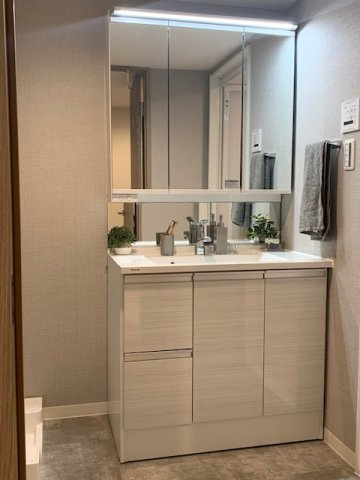 色々な角度から確認できる三面鏡付き洗面化粧台！鏡裏やボウル下の収納を活かしてスッキリ整えることが可能です。