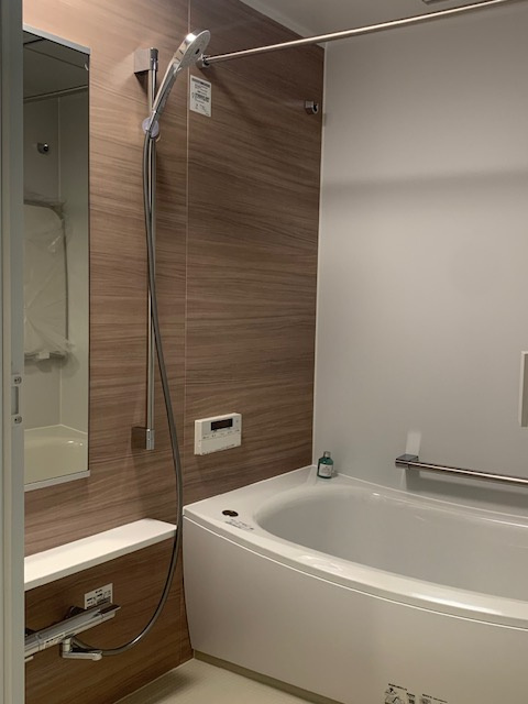 ナチュラルな木目に癒されるバスルーム！ゆっくりとお湯に浸かって一日の疲れを癒してください。