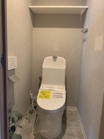 温水洗浄便座付のトイレで、冬の寒い時期でも快適！棚付きで、予備のペーパー類も問題なく収納できます。