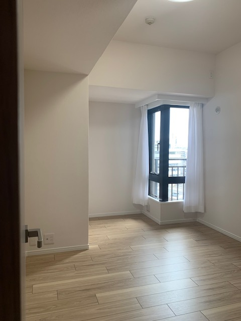 約5.9帖の洋室！コーナーサッシから陽光が差し込み、明るい空間でお過ごしいただけます。