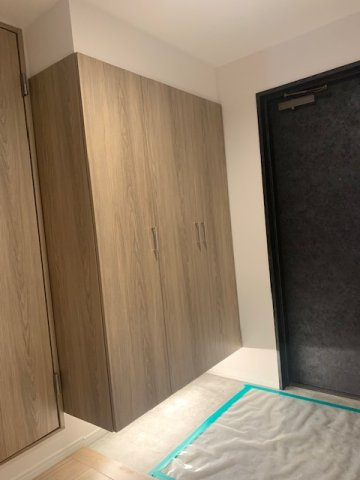 玄関の床廻りをスッキリできる吊り棚式のシューズボックス！間接照明は柔らかい光で、疲れて帰ってきたときにも心が安らぎます。