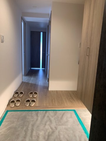 ご家族を迎えてくれる玄関スペース！即お引渡し可能です。内覧をご希望の際はお気軽にお電話ください。