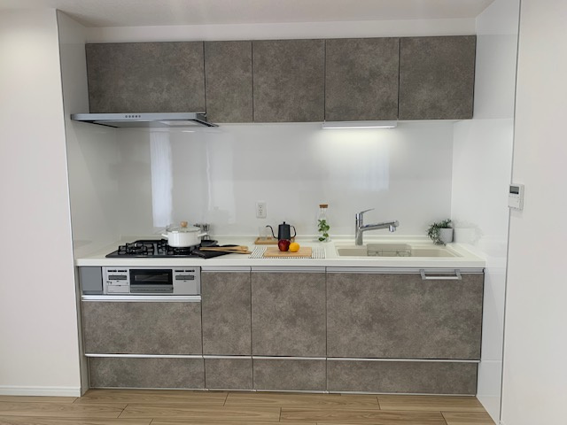 LD空間を有効的にご活用いただける壁付タイプのキッチン！吊戸棚や下部にたっぷりと収納スペースが確保されています。