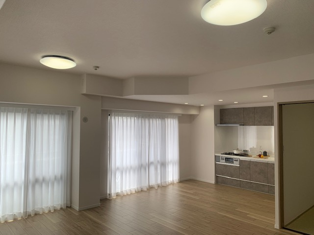 南西向きバルコニーに出入り可能！大きな窓から陽光がたっぷりと入り室内を明るく照らします。