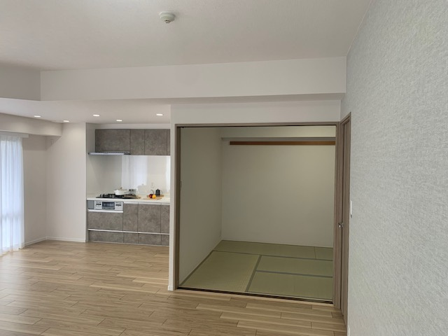 リビングに和室が隣接！リビングでおしゃべりしたり、和室で横になって寛いだりと暮らしやすい間取りです。