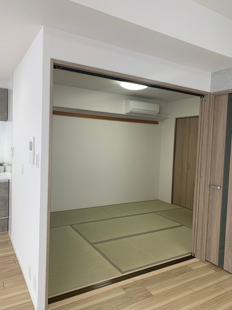 約6帖の和室！エアコン1基設置済み。引き戸を閉めて個室として利用でき、急な来客にも一部屋あると重宝します。