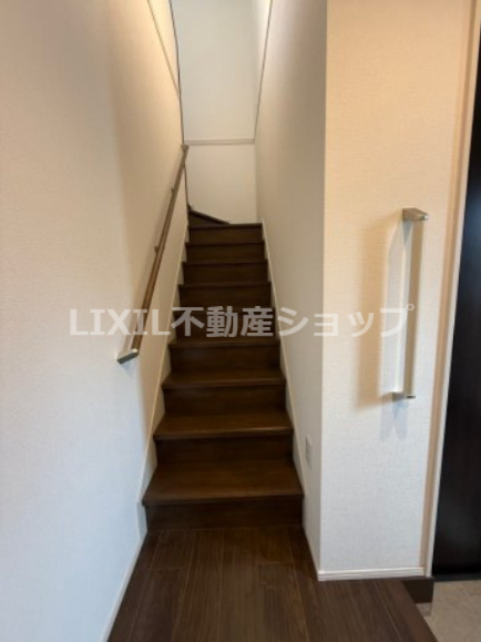 階段は手すり付き。安全性の確保はもちろんのこと、住む人にとって上りやすく不便を感じない造りです。