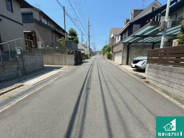 周辺は閑静な住宅街！前面道路広々で車の出し入れも便利です。駐車が苦手な方でも安心して車庫入れできます！