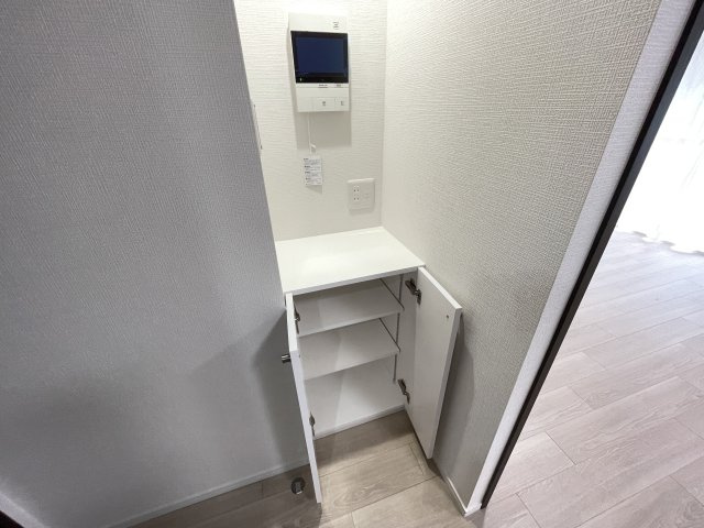リビングにある収納。散らかしやすい書類や小物、掃除用具入れとしても！　