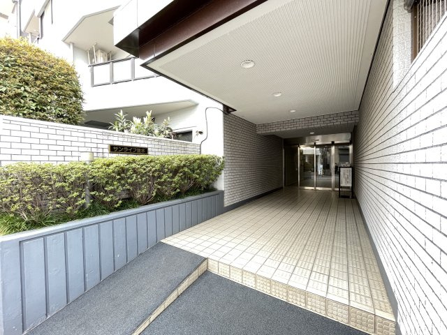 明るく広々としたエントランスが迎えてくれます。　