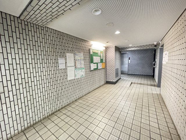 明るく広々としたエントランスが迎えてくれます。　