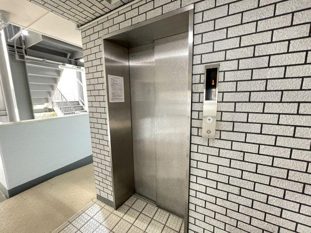 重たい荷物を持っていても、エレベーターがあれば安心です。　