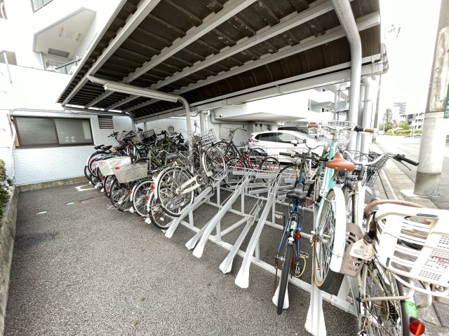 屋根付きの駐輪場で、サビや汚れの心配も不要。　