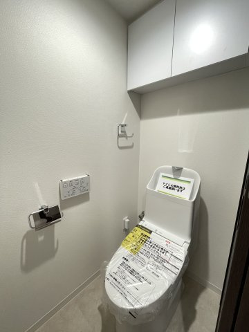 温水洗浄便座付きの清潔感あるトイレは、落ち着いた空間に。　