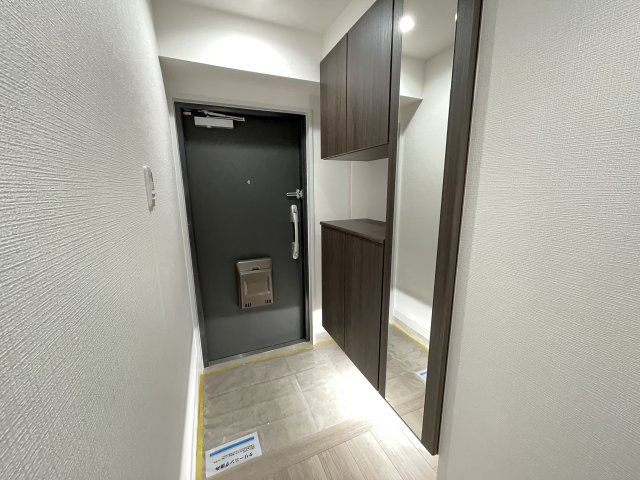 大きな鏡のついた玄関で、お出かけ前の身だしなみチェックもバッチリです。　