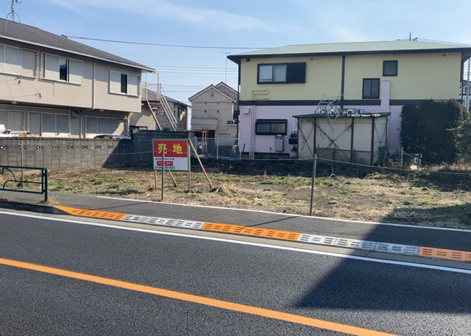 土地の面積＝住宅面積ではありません。建ぺい率の問題などで、土地のある場所によって住宅を建てられる面積は限られています。高さもしかり、「土地」という言葉の中には、建築条件も含まれると考えておきましょう。