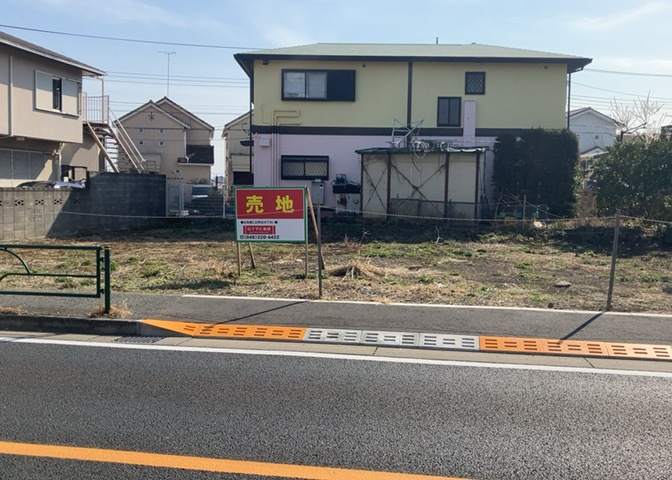家を建てる場合、方位は要チェックです。現実的に日当たりのよい家ならばリビングは南側、建築基準法でも北側に当たる家への配慮は求められています。土地を見学に行く際は、方位磁針を持って行くようにしましょう。