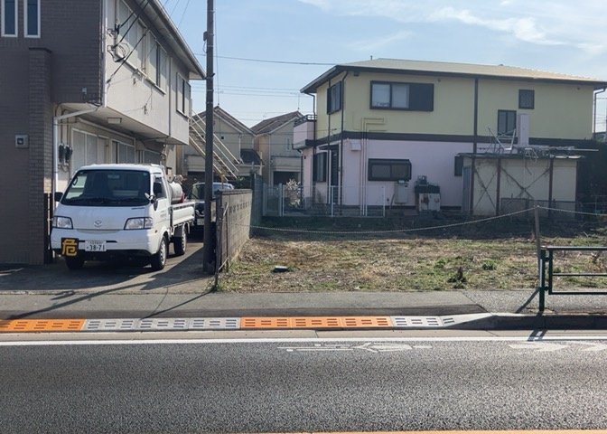 土地の前の道路に消火栓が設置されていることがあります。この場合、道路交通法第45条第1項により、駐車禁止の場所が指定されています。そのため、車庫などの駐車スペースをつくることができない場合があります。