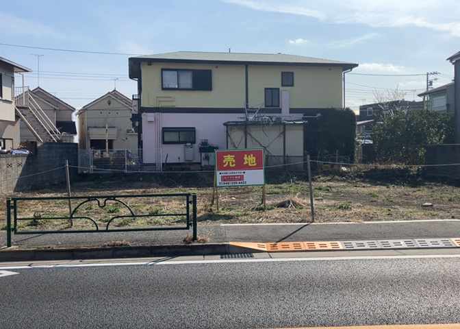 現地に行くなら、物件の周囲の地形がどうなっているかを見ることも大切です。周辺より低くなっている土地では、大雨などで水が集まりやすいため、地盤が弱くなっているということも考えられるため、注意が必要です。