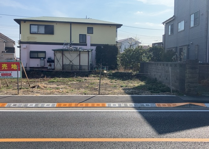 土地購入を検討されている場合、境界杭がない状態で購入してしまうと境界確定測量をする必要があり、費用がかかります。購入の前に、売主、隣土地所有者立ち合いのもと境界を確定し境界杭を設置するのがベストです。