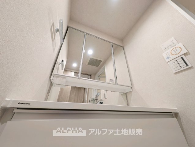 【Powder　room】　◆独立洗面台◆朝の身支度や帰宅後の手洗いも快適に行える独立洗面台。収納スペースも備えており、洗面用品をすっきり整理できる使い勝手の良い空間です。