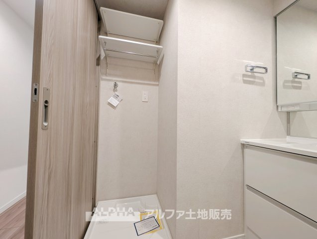 【Laundry　space】　◆ランドリースペース◆洗濯機まわりにゆとりのある設計で、家事動線もスムーズ。浴室換気乾燥機を備えているため、天候を気にせず洗濯ができ、毎日の家事負担を軽減してくれます。