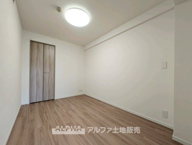 【multi　room】　◆多用途に使える一室◆収納やワークスペースとしても活用できる洋室。家族構成やライフスタイルに合わせて柔軟に使える空間です。