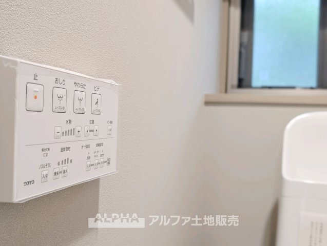 【Warm　water　flush　toilet】　◆温水洗浄便座付きトイレ◆お掃除も楽々。快適に過ごすためには今や欠かせない設備の一つです。壁掛けリモコンで使いやすくいつでも清潔に保てます。