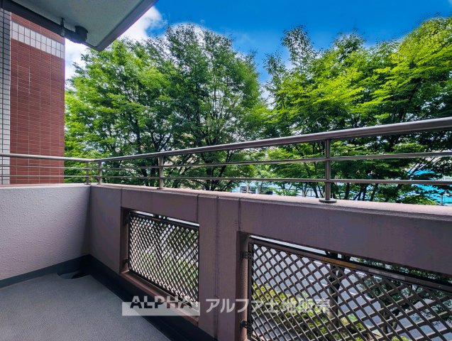 【Sunny　Space】　◆暮らしに広がりを◆陽当たりに配慮されたバルコニーは、洗濯物も乾きやすく、外の景色を眺めながらゆったり過ごせる場所になっています。