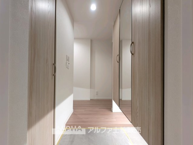 【Welcome　Space】　◆玄関◆帰宅時にほっとできる、穏やかな空気感の玄関。整った空間が日々の切り替えを自然にサポートし、来客時にも好印象を与えます。